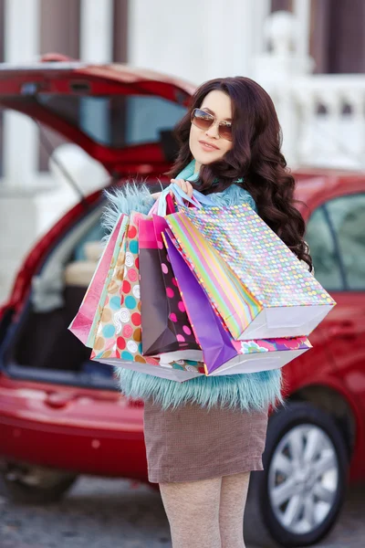 Mujer feliz después de comprar carga su coche —  Fotos de Stock