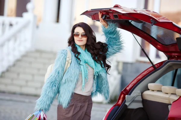 Mulher feliz depois de fazer compras carrega seu carro — Fotografia de Stock