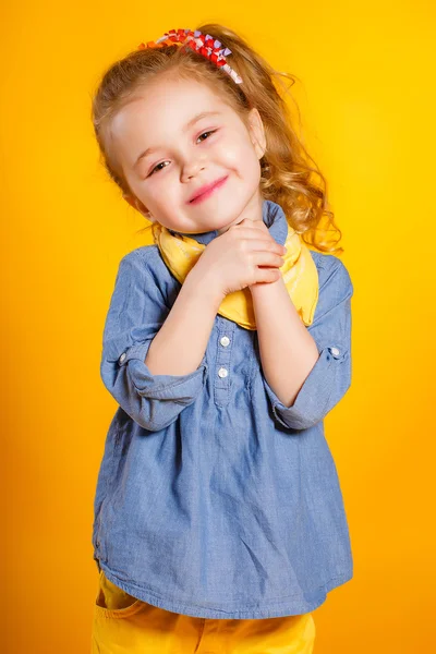 Divertente bambina su uno sfondo giallo brillante . — Foto Stock