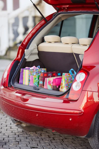 Ouvrez le coffre de la voiture avec des sacs d'achats . — Photo