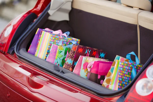 Відкрити багажник автомобіля з пакетами закупівель . — стокове фото