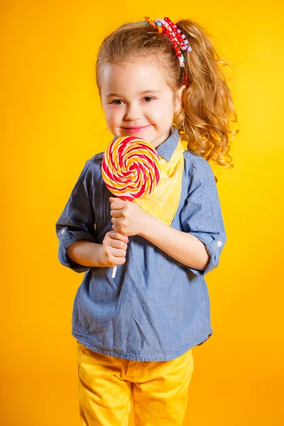 Güzel küçük bir kız ile lolipop — Stok fotoğraf