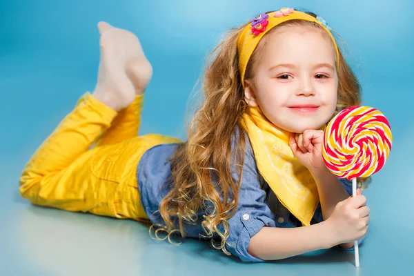 Vacker liten flicka med lollipop — Stockfoto