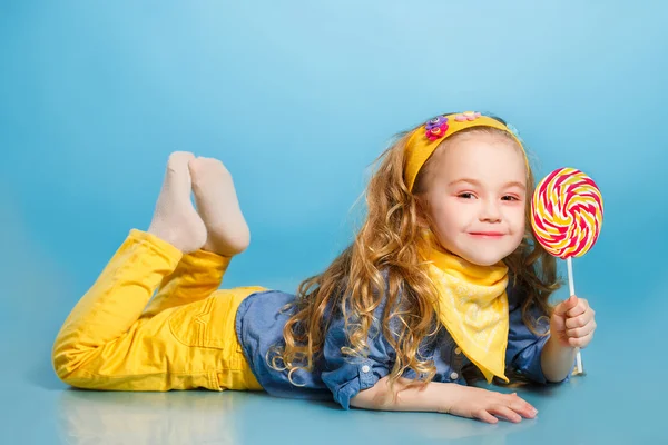 Menina bonita com pirulito — Fotografia de Stock