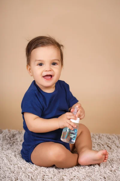 Doce bebê segurando garrafa e água potável — Fotografia de Stock