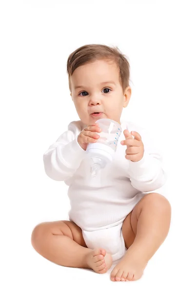 Bebé dulce sosteniendo biberón y agua potable — Foto de Stock