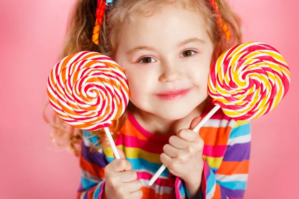 Güzel küçük bir kız ile lolipop — Stok fotoğraf