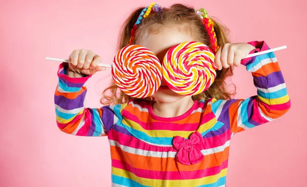 Vacker liten flicka med lollipop — Stockfoto