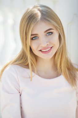 Genç kadın şehir sokak poz closeup portresi