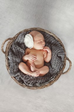 Yakın-kadar uyuyan bir bebek portresi