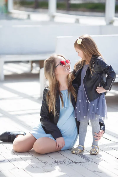 Retrato urbano de madre feliz con hija pequeña — Foto de Stock