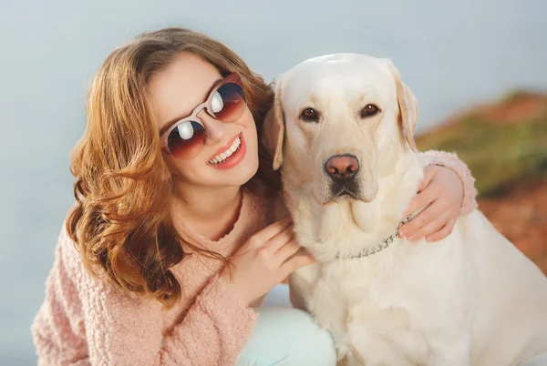 Vacker flicka med hennes hund nära havet — Stockfoto