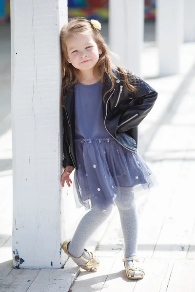 Porträtt av en bedårande småbarn flicka som bär Modekläder. — Stockfoto