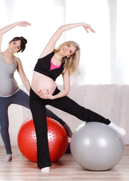 Mulheres grávidas com grandes bolas de ginástica — Fotografia de Stock