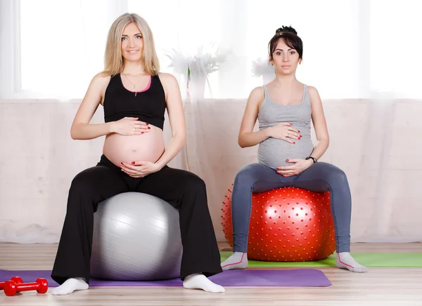 妊娠中の女性大きい体操ボール — ストック写真