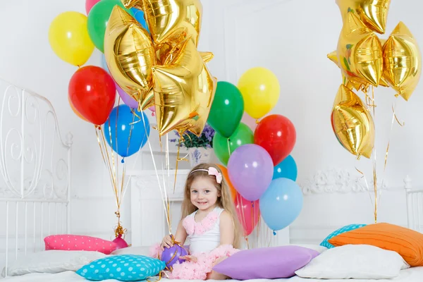 Retrato de uma menina bonita em seu aniversário — Fotografia de Stock