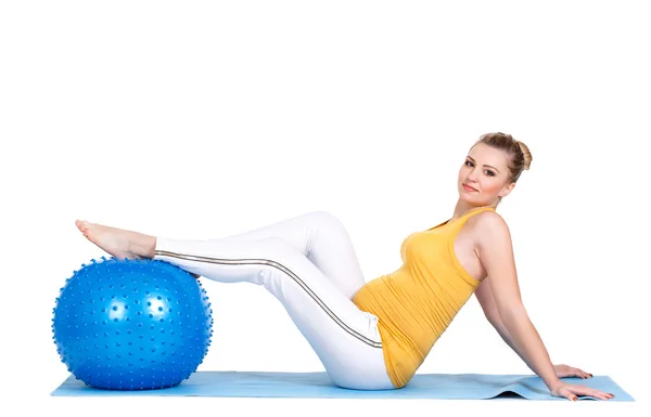 Une femme enceinte fait de la gymnastique avec une balle — Photo