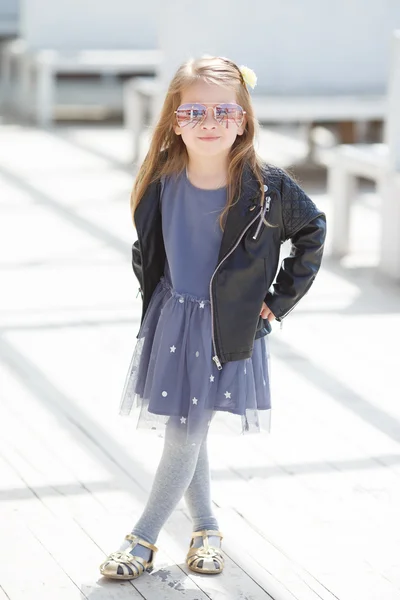 Porträtt av en bedårande småbarn flicka som bär Modekläder. — Stockfoto