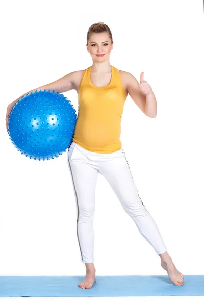 Una donna incinta fa ginnastica con la palla — Foto Stock