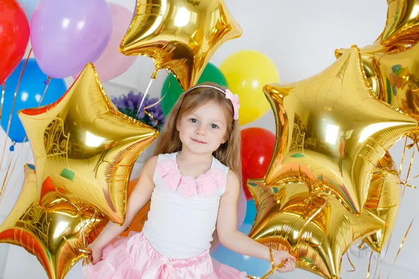 Retrato de uma menina bonita em seu aniversário — Fotografia de Stock