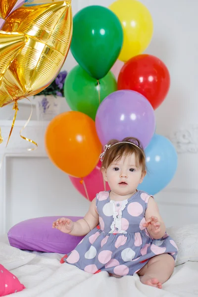 Bambino felice con palloncini al suo primo compleanno — Foto Stock