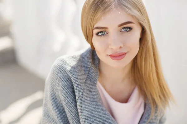 Closeup portret van de jonge vrouw die zich voordeed op stad straat — Stockfoto