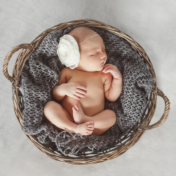 Retrato de cerca de un bebé dormido — Foto de Stock