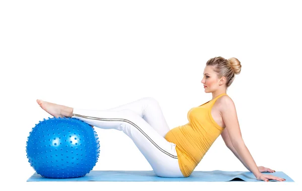 Беременная женщина занимается гимнастикой с мячом — стоковое фото