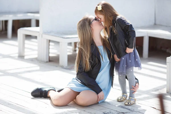 Retrato urbano de madre feliz con hija pequeña — Foto de Stock