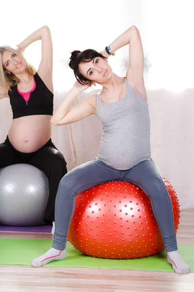 妊娠中の女性大きい体操ボール — ストック写真