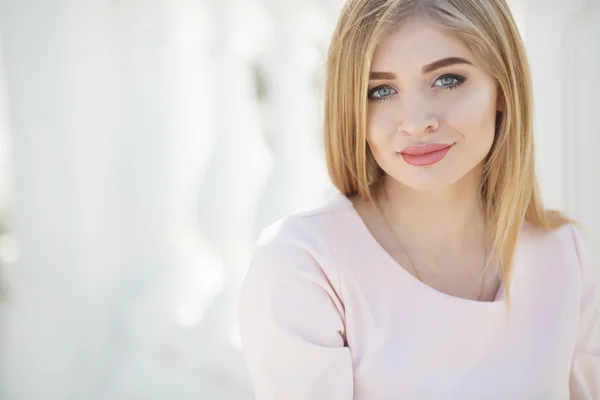 Closeup portrait of young woman posing on city street — Stock Photo, Image