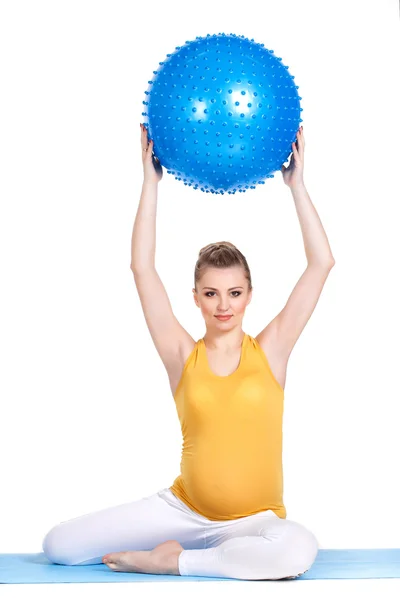 Une femme enceinte fait de la gymnastique avec une balle — Photo