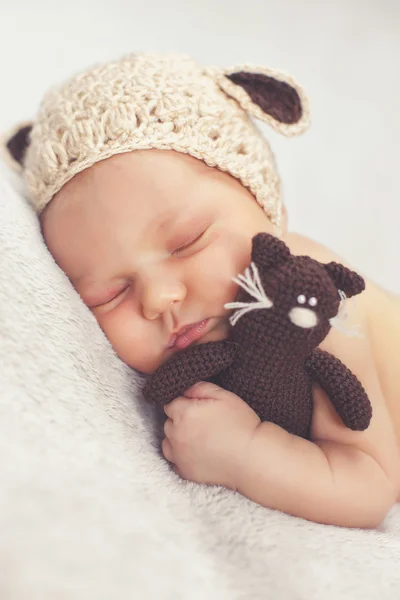 Bebê adormecido com chapéu de malha — Fotografia de Stock