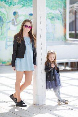 Küçük kızı ile mutlu anne Kentsel portre