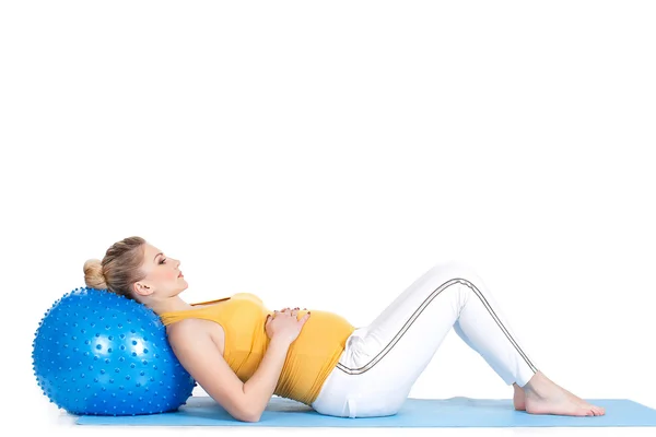 Una donna incinta fa ginnastica con la palla — Foto Stock