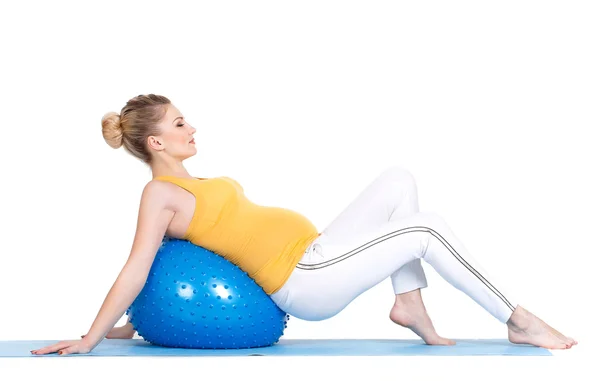 Kobieta w ciąży robi gimnastyka z piłką — Zdjęcie stockowe