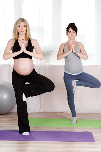 Schwangere sind eine spezielle Gruppe von Übungen — Stockfoto