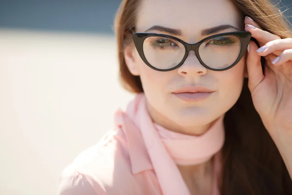 Retrato de una hermosa mujer en gafas —  Fotos de Stock