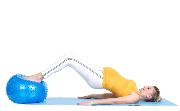 En gravid kvinna gör gymnastik med bollen — Stockfoto