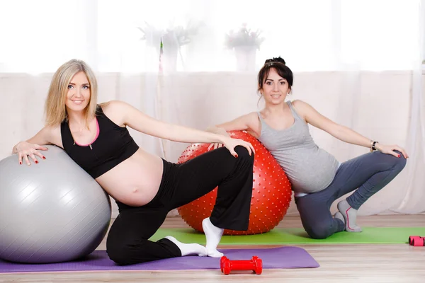 Gravida kvinnor med stora gymnastiska bollar — Stockfoto