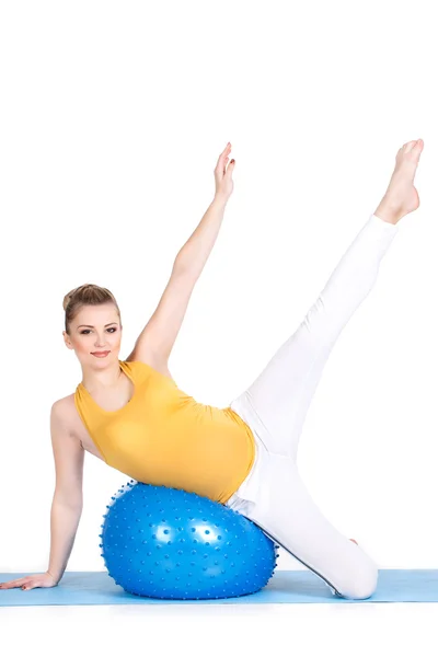 Une femme enceinte fait de la gymnastique avec une balle — Photo