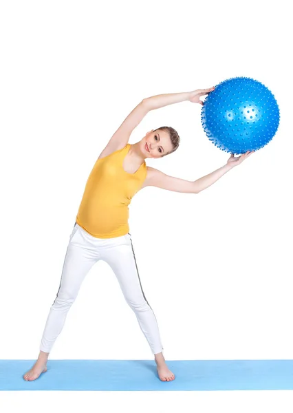 Una mujer embarazada hace gimnasia con pelota — Foto de Stock