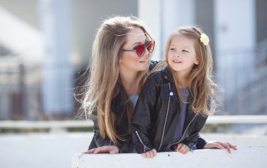 Küçük kızı ile mutlu anne Kentsel portre