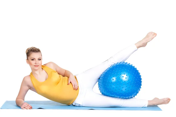 Una donna incinta fa ginnastica con la palla — Foto Stock