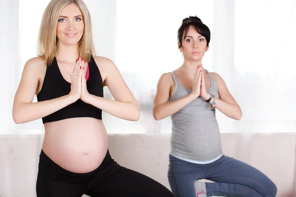 Cool-down exercises in prenatal yoga. — Stock Photo, Image