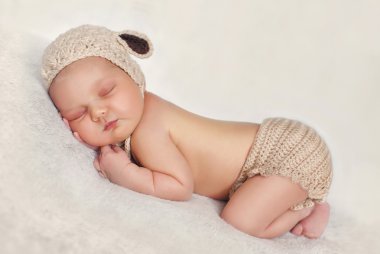 örme şapka ile uyuyan bebek