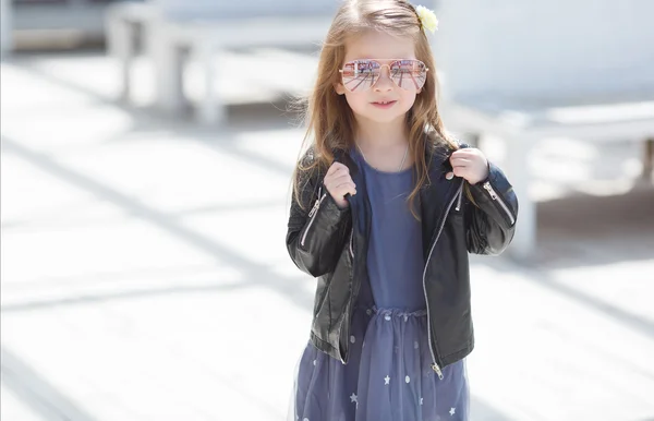 Retrato de una adorable niña usando ropa de moda . —  Fotos de Stock