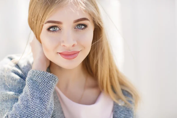 Closeup portrait of young woman posing on city street — Stock Photo, Image