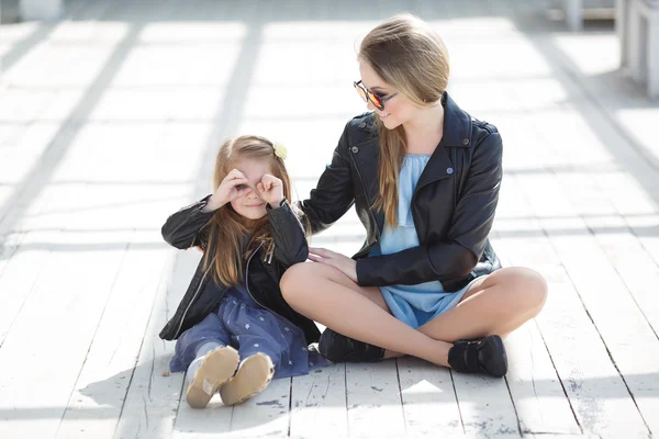 Stedelijk portret van gelukkige moeder met kleine dochter — Stockfoto