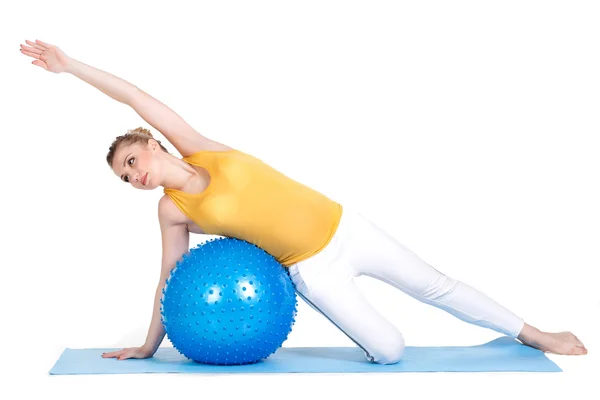 En gravid kvinna gör gymnastik med bollen — Stockfoto